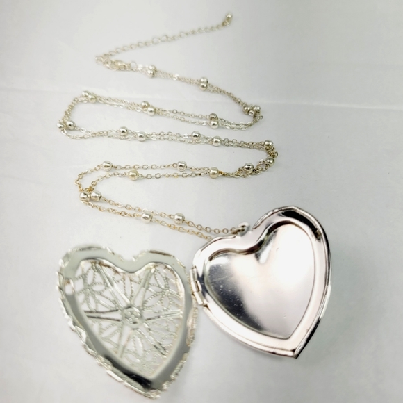 ☆ 34" beaded chain with heart locket silver tone with photo area Necklace - Picture 1 of 6